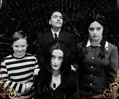  The Addams Family: En Mackaber Familj Med Kärlek För Det Mörka Och Makabera!