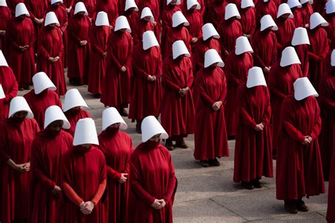 The Handmaid's Tale - En dystopisk framtid där kvinnor är reproduktionsmaskiner och en kamp mot förtryck i ett totalitärt samhälle!